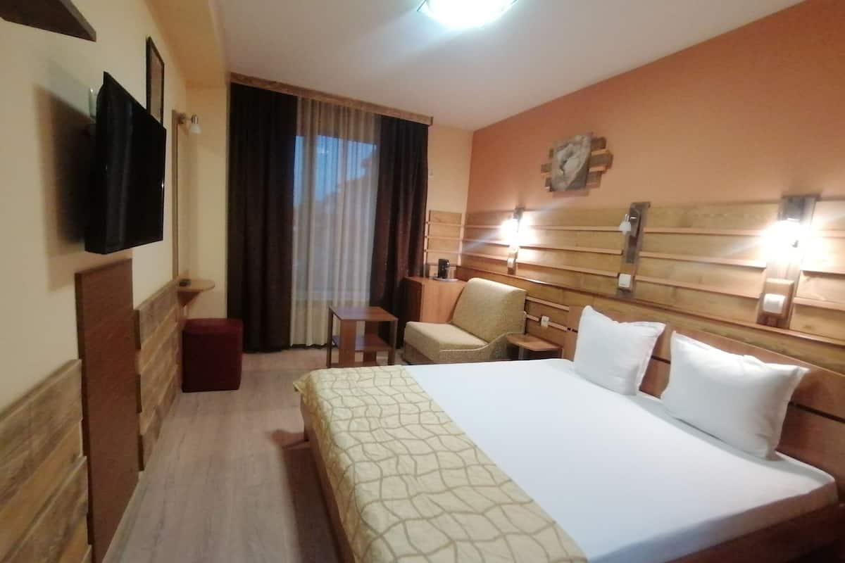 Standard Double Room | Soundproofing, free wired internet, bed sheets