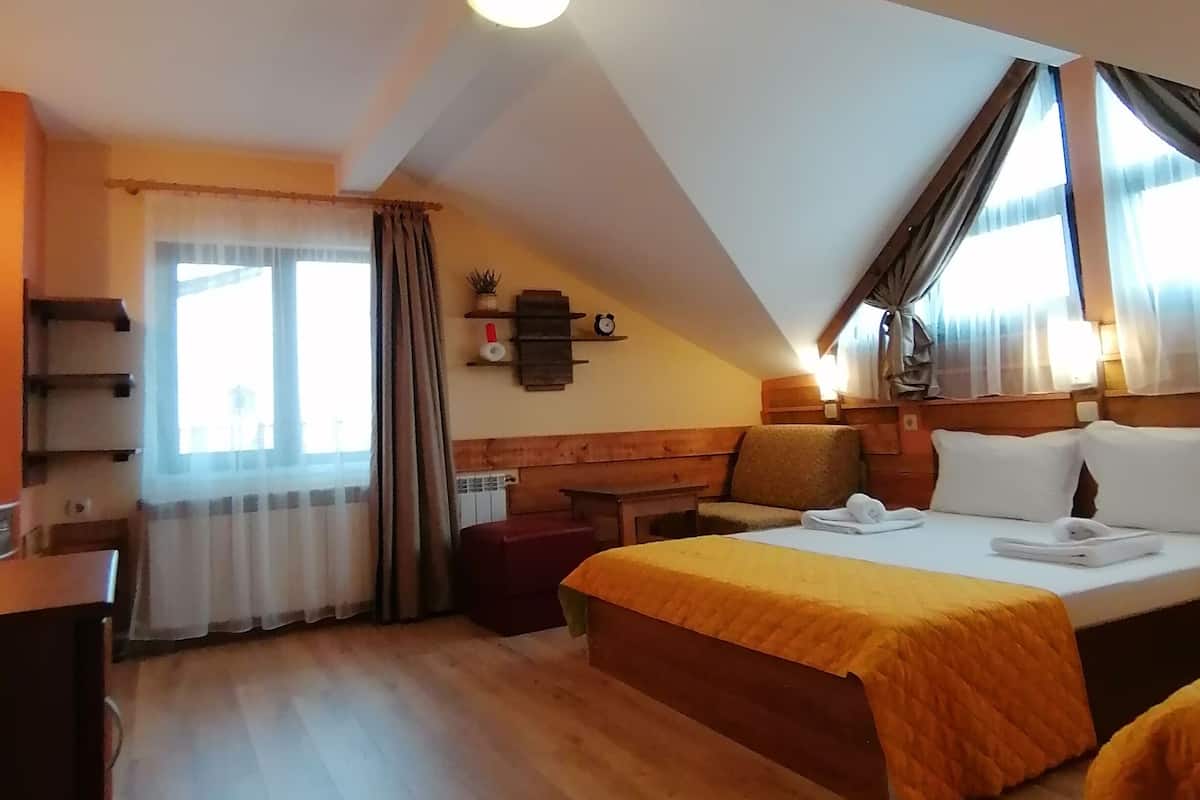 Standard-Dreibettzimmer | Schallisolierte Zimmer, kostenloses Internet per Kabel, Bettwäsche