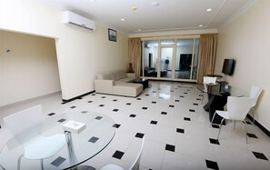 32-inch LED TV with satellite channels, TV - Bahrain Beach Bay Resort (Zallaq)