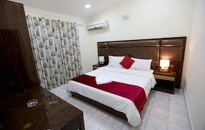 In-room safe, iron/ironing board, free WiFi, bed sheets - Bahrain Beach Bay Resort (Zallaq)