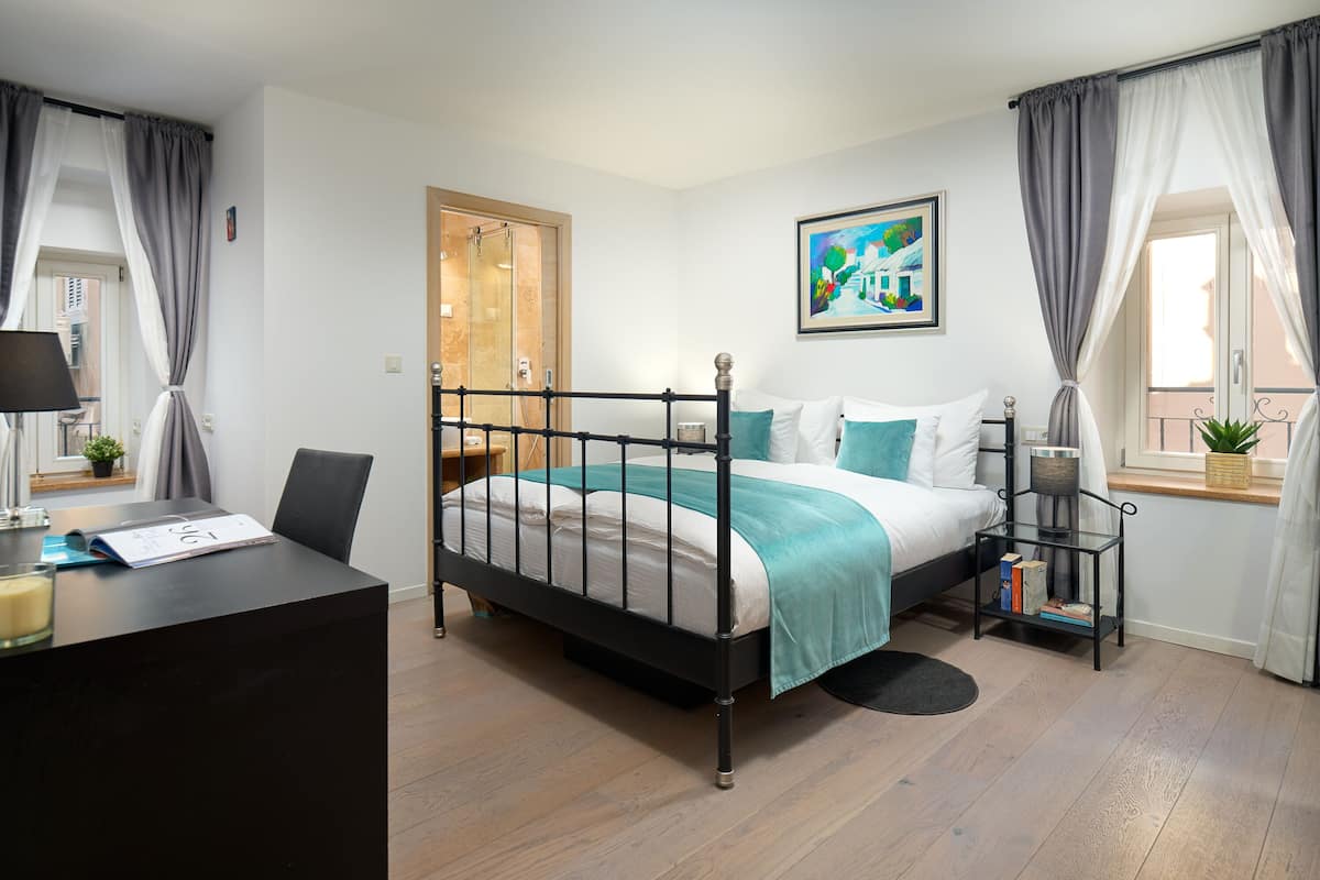 Habitación Deluxe | Ropa de cama de alta calidad, minibar, wifi gratis y ropa de cama