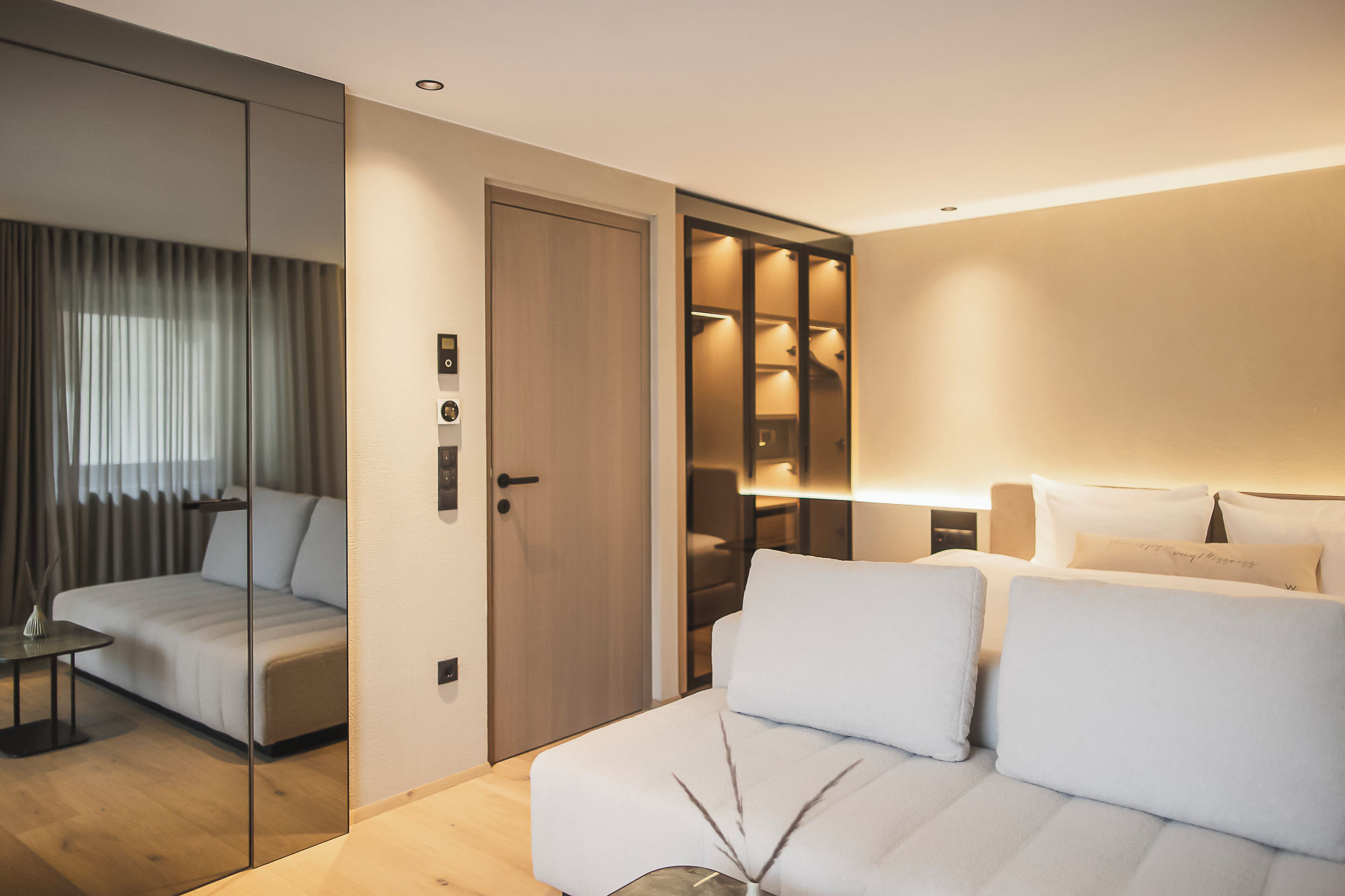 Luxury-Suite | Wohnbereich | 32-Zoll-Flachbildfernseher mit Satellitenempfang, Fernseher