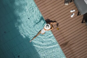 Kolam renang indoor dan kolam renang outdoor