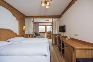 Rom – basic, balkong | Minibar, safe på rommet, individuelt innredet og skrivebord