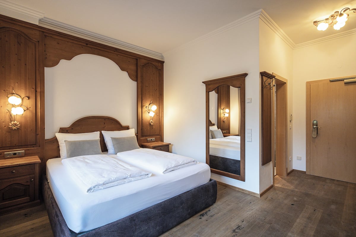 Traditional Room, Balcony | Minibar, in-room safe, desk, free WiFi