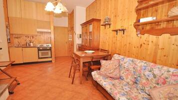 Apartemen, 2 kamar tidur | Dapur pribadi | Lemari es, kompor, dan peralatan masak/sendok-piring