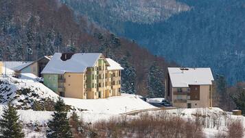 Vista frontal de la propiedad