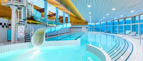 Piscine couverte, chaises longues