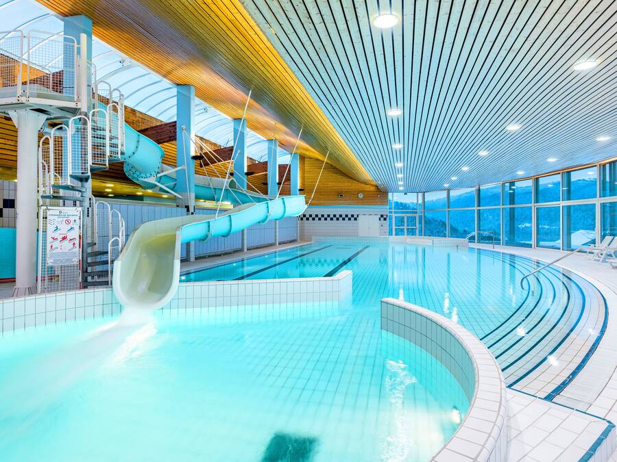 Innendørsbasseng og solsenger