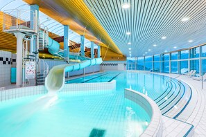 Piscina interna, espreguiçadeiras