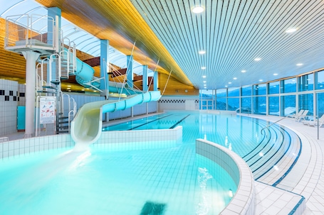 Indoor pool, sun loungers