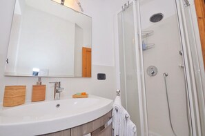 Appartamento, 2 camere da letto | Bagno | Doccia, bidet, asciugamani