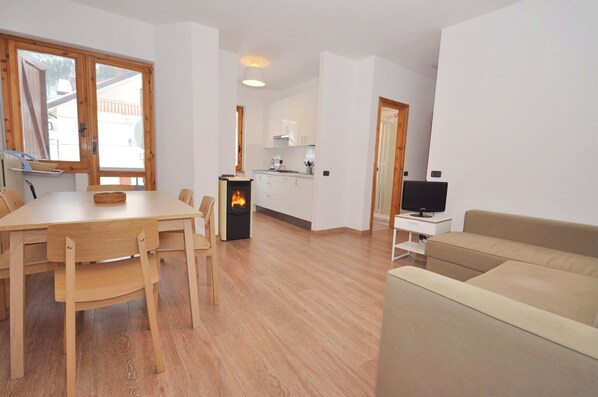 Appartamento, 2 camere da letto | Soggiorno | TV a schermo piatto