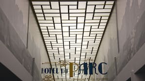A ceiling with a geometric pattern and the text "HOTEL DU PARC by azzareva". - Hôtel du Parc (Soorts-Hossegor)