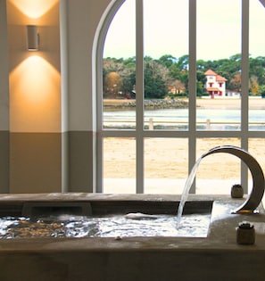 Sauna, bañera de hidromasaje, baño turco, 2 salas de tratamientos