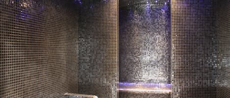 Sauna, bain Ă remous, hammam, 2 salles de soins, massages