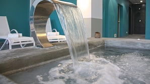 A spa area with a water feature and lounge chairs. - Hôtel du Parc (Soorts-Hossegor)