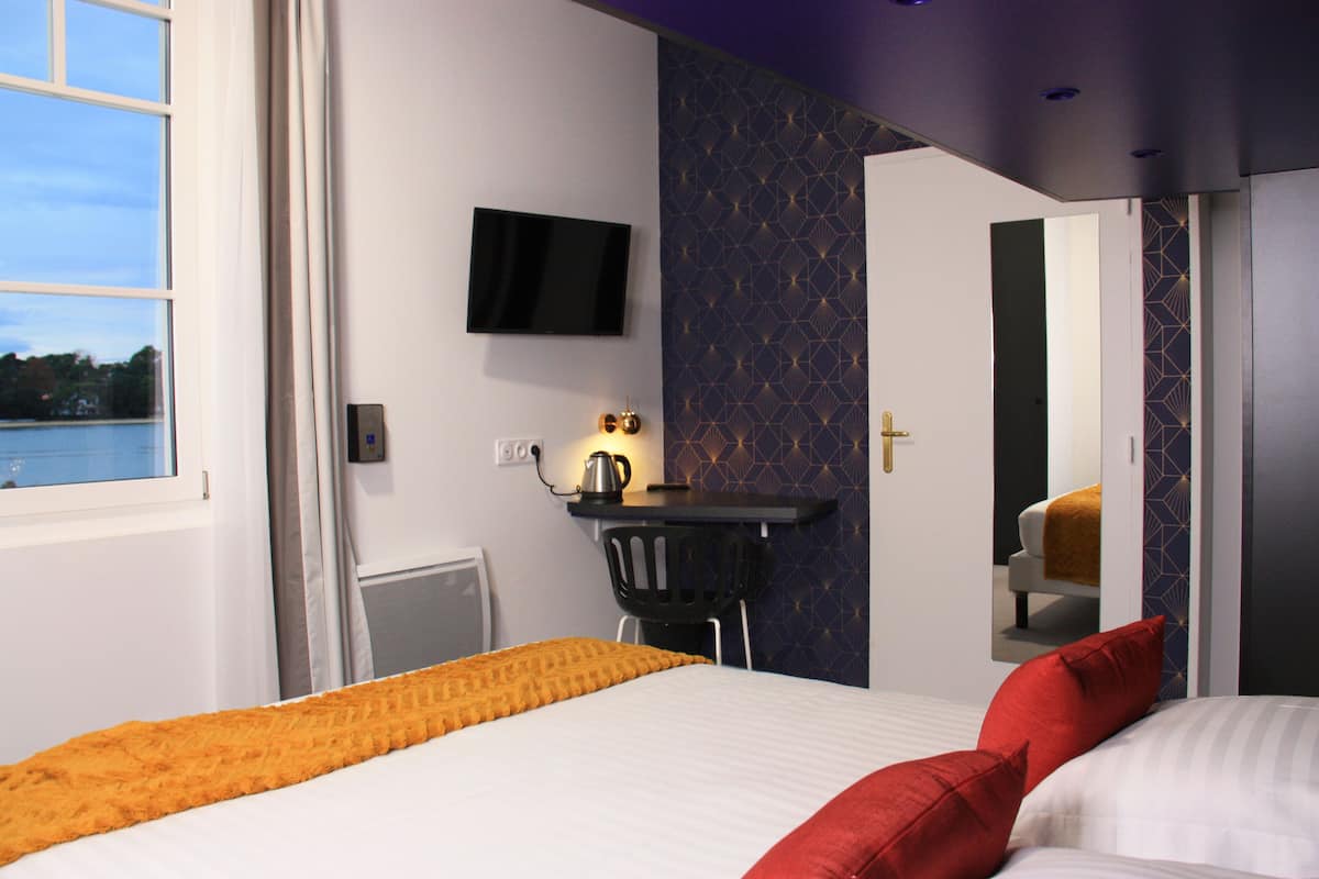 Chambre Double + Lit Cabane, côté lac | Skrivebord, wi-fi (inkludert), sengetøy og rullestolvennlig