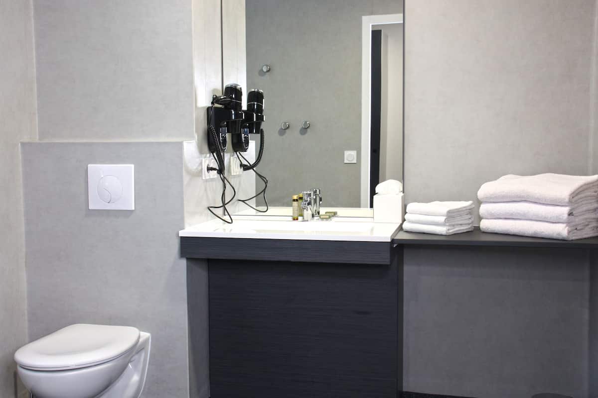 double room (pmr) | bathroom | shower, free toiletries, hair dryer, towels