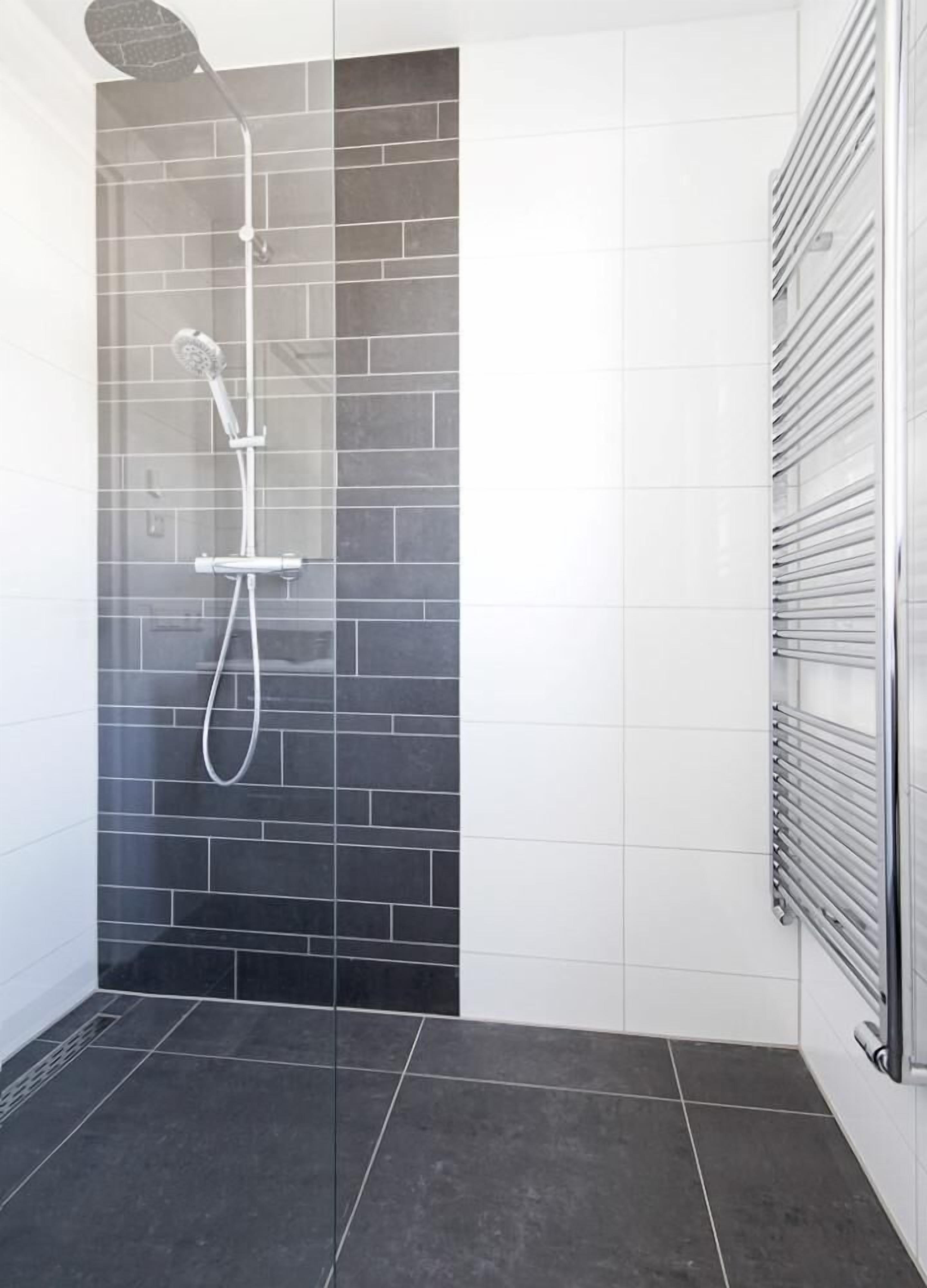 basic studio | bathroom shower