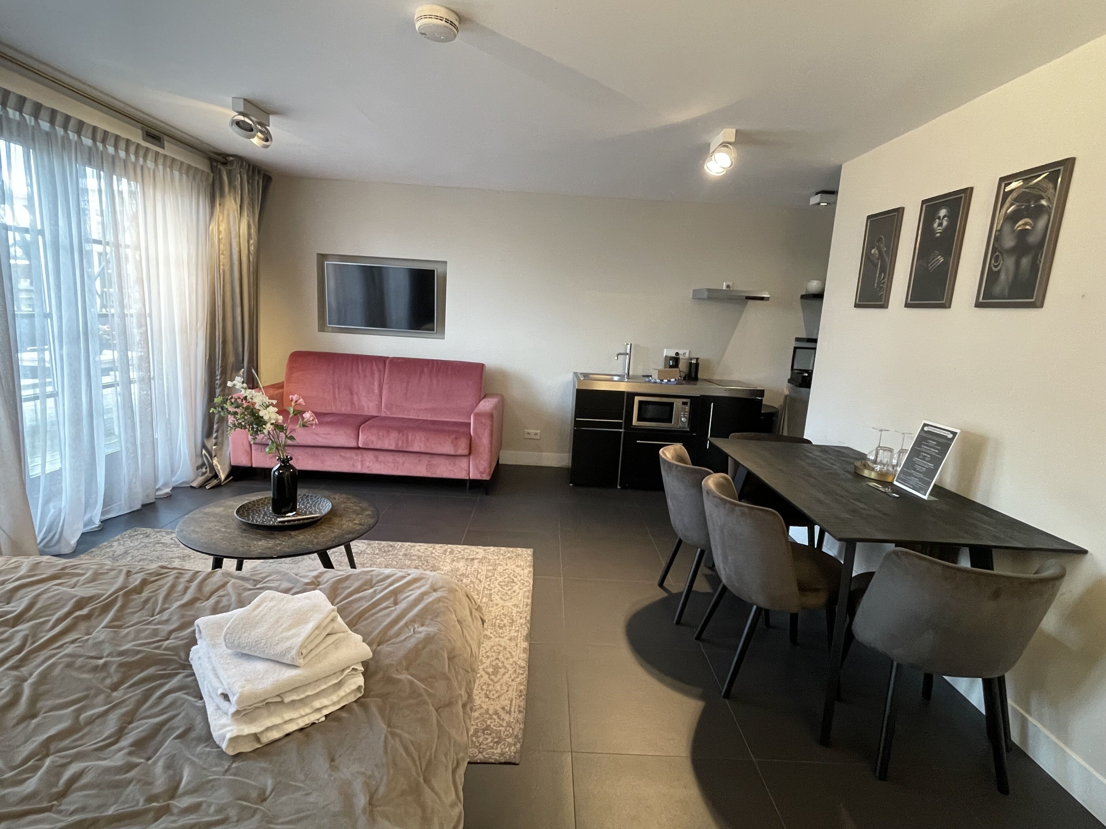 deluxe studio | desk, soundproofing, iron/ironing board, free wifi