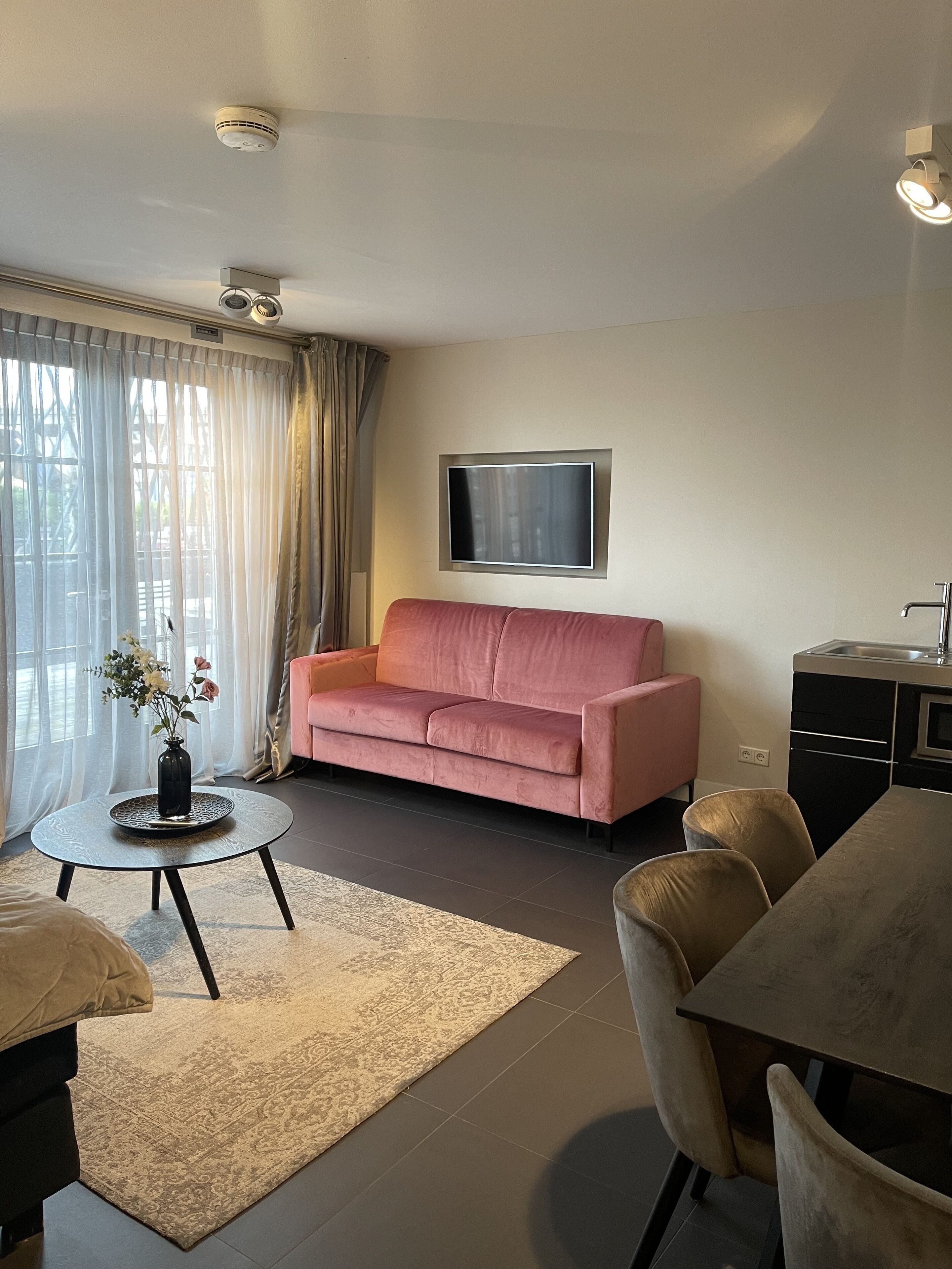 deluxe studio | desk, soundproofing, iron/ironing board, free wifi