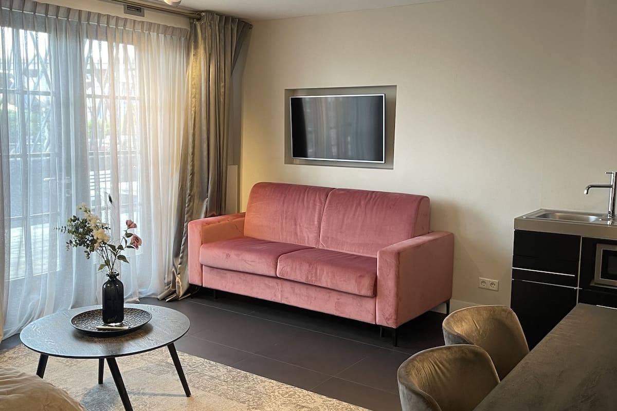 deluxe studio | desk, soundproofing, iron/ironing board, free wifi