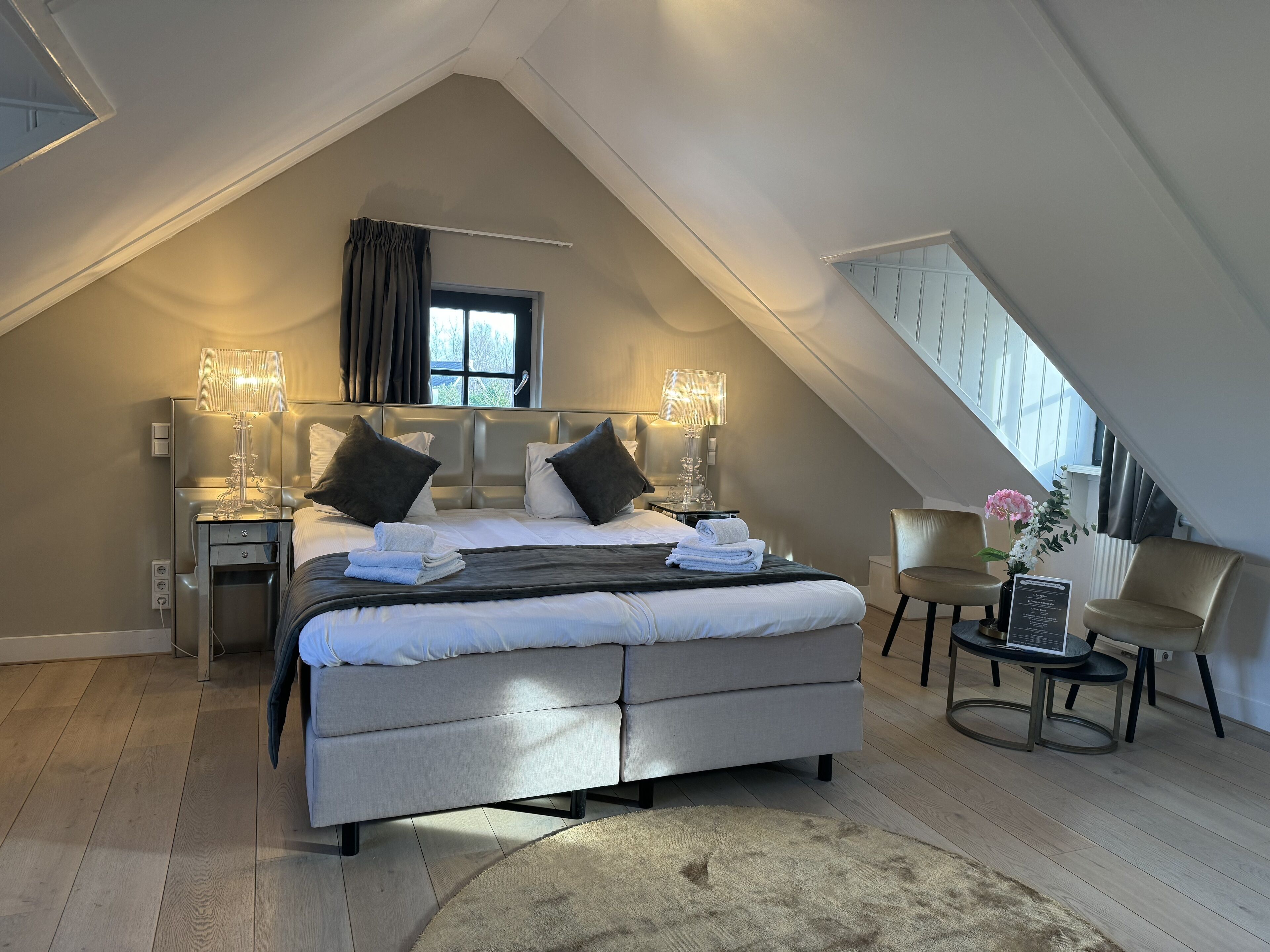 basic studio | desk, soundproofing, iron/ironing board, free wifi