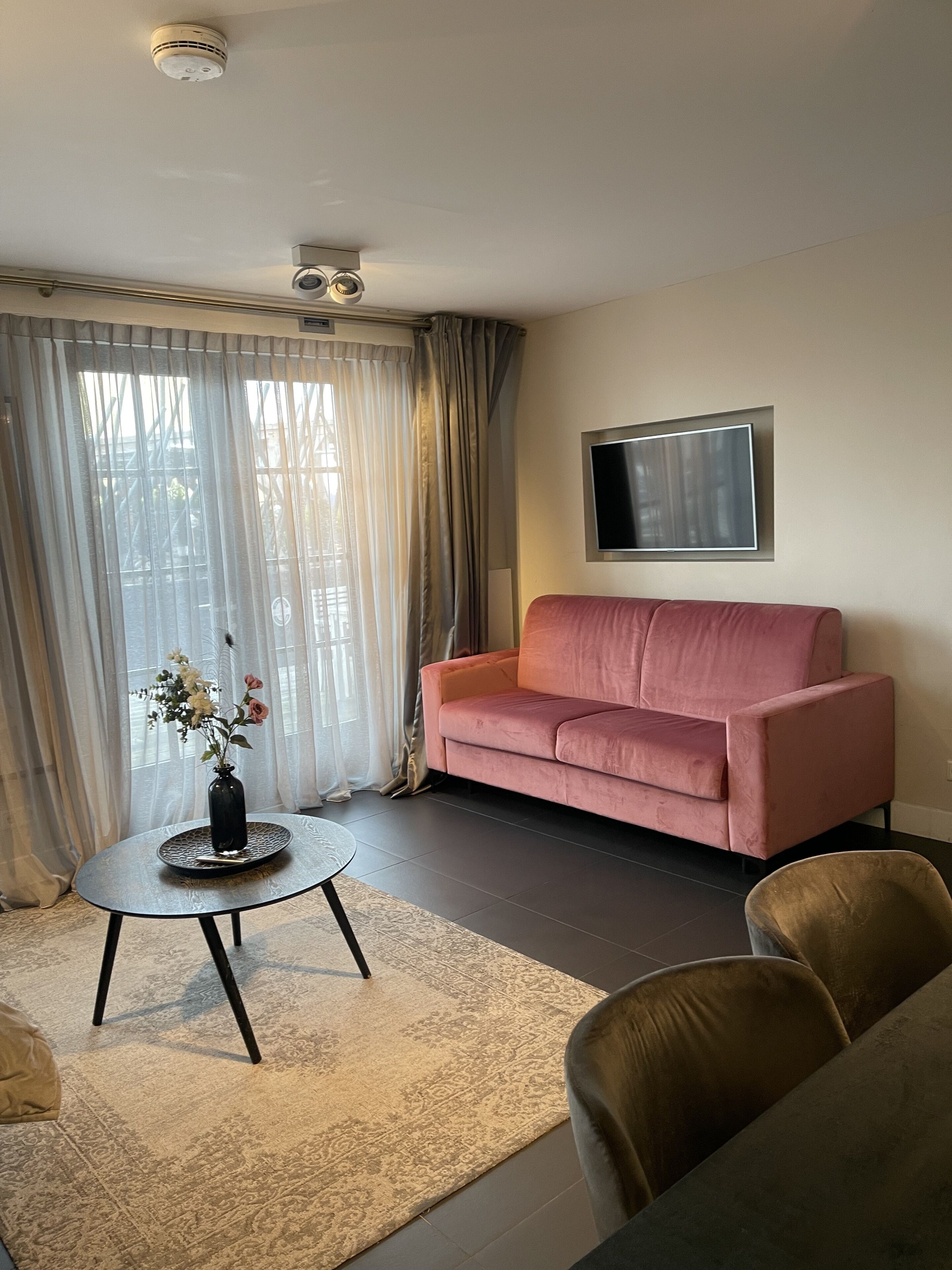 deluxe studio | desk, soundproofing, iron/ironing board, free wifi