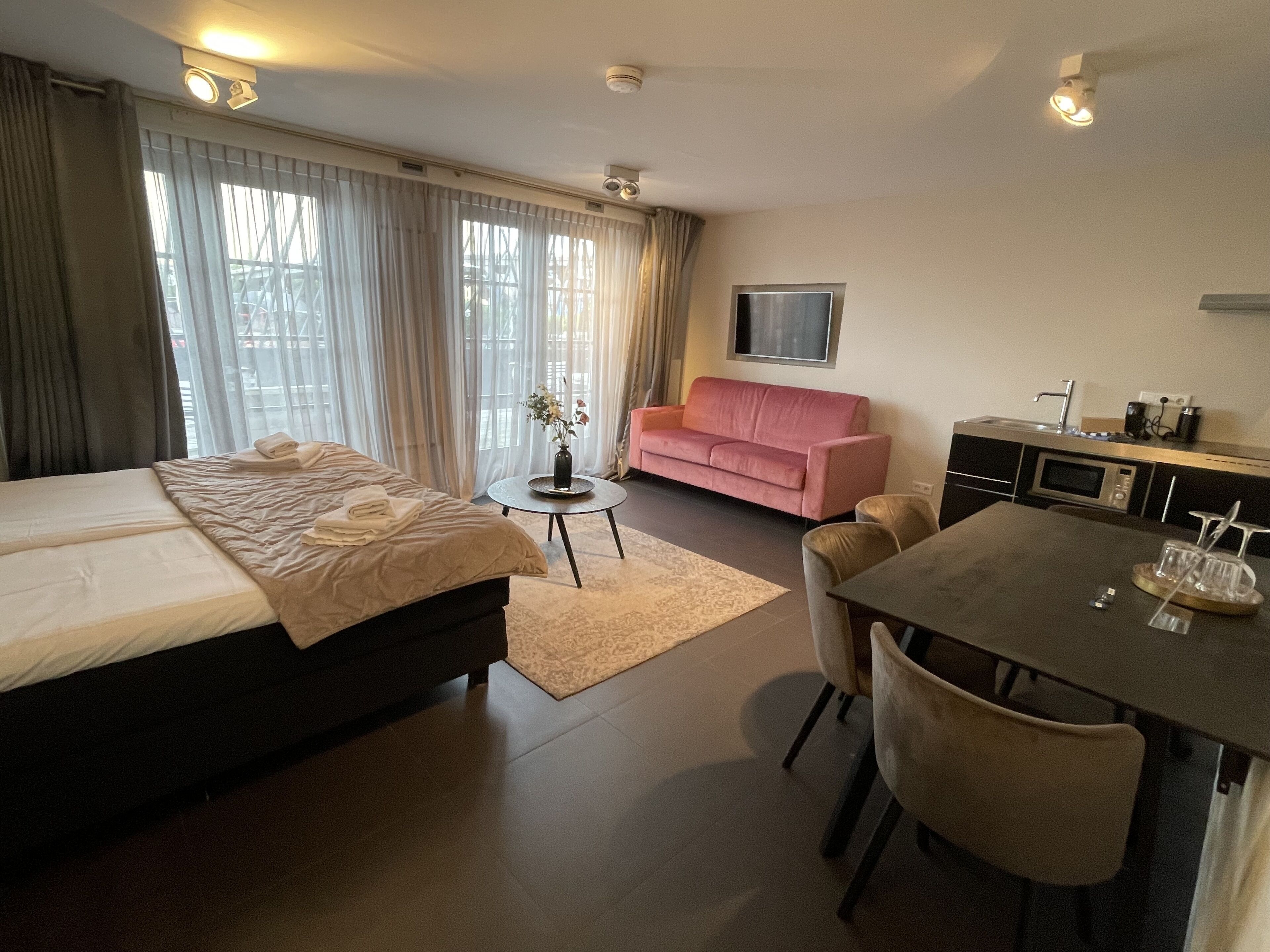 deluxe studio | desk, soundproofing, iron/ironing board, free wifi