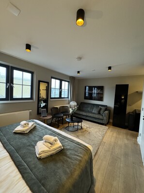 Studio, 1 King Bed with Sofa bed, Kitchenette, Lake View | Desk, soundproofing, iron/ironing board, free WiFi - Najade Hotel (Loosdrecht)