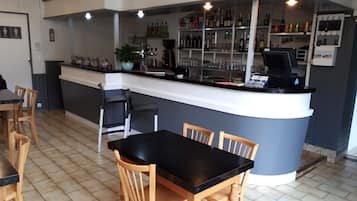Bar (trong khuôn viên)