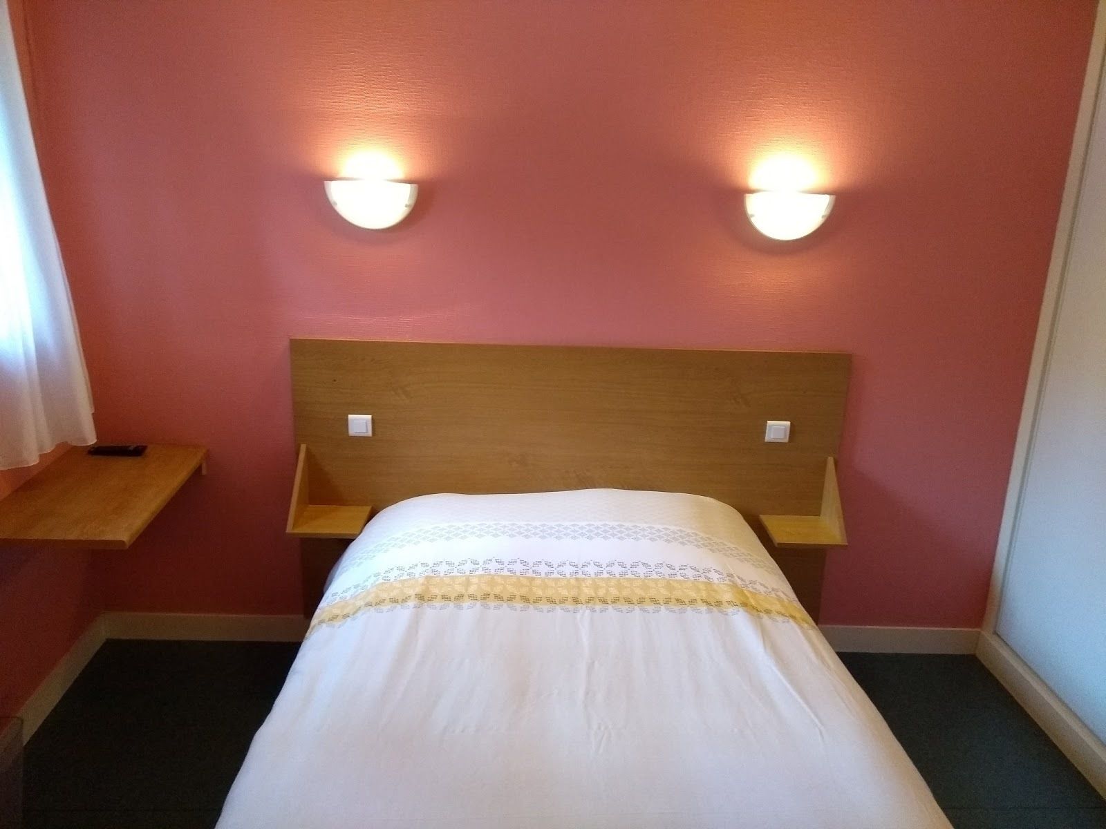 Dobbeltrom – superior | Skrivebord for bærbar PC, wi-fi (inkludert) og sengetøy