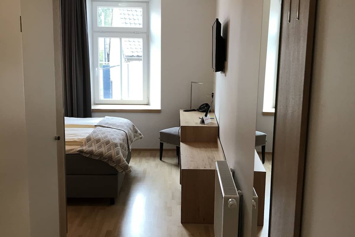 room | premium bedding, individually decorated, individually furnished, desk