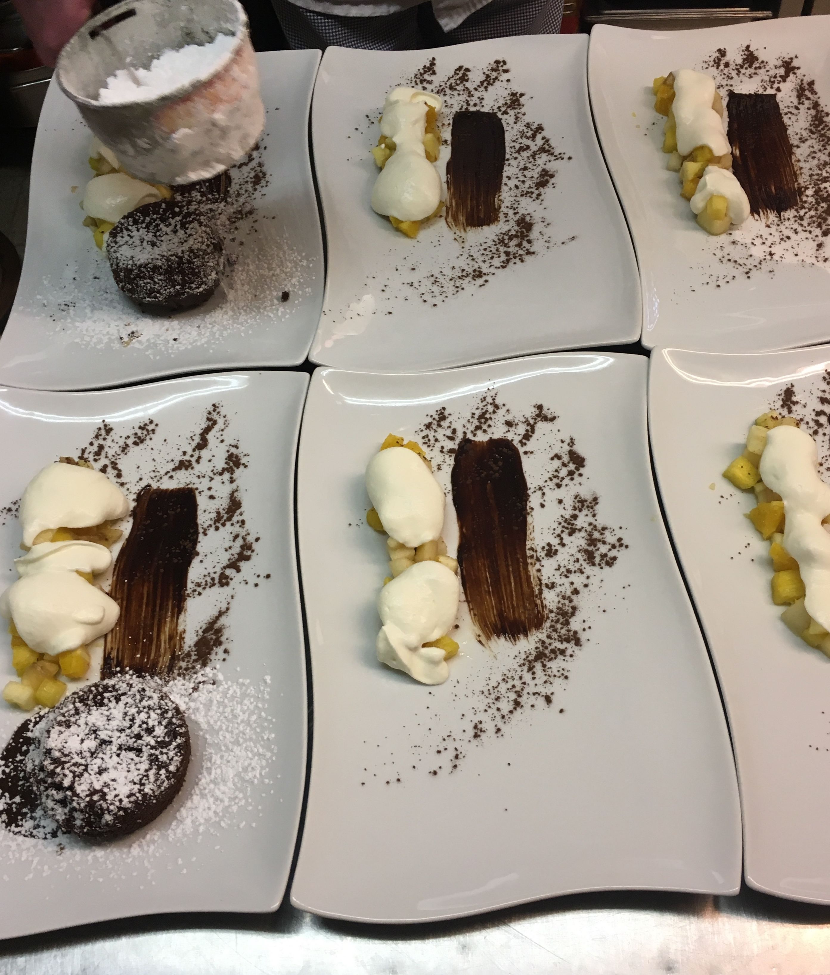 Presentación de postres en platos blancos, con cobertura de chocolate y blanco.