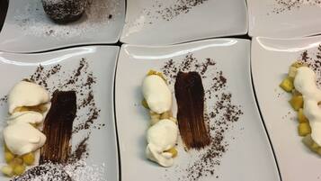 Presentación de postres en platos blancos, con cobertura de chocolate y blanco.