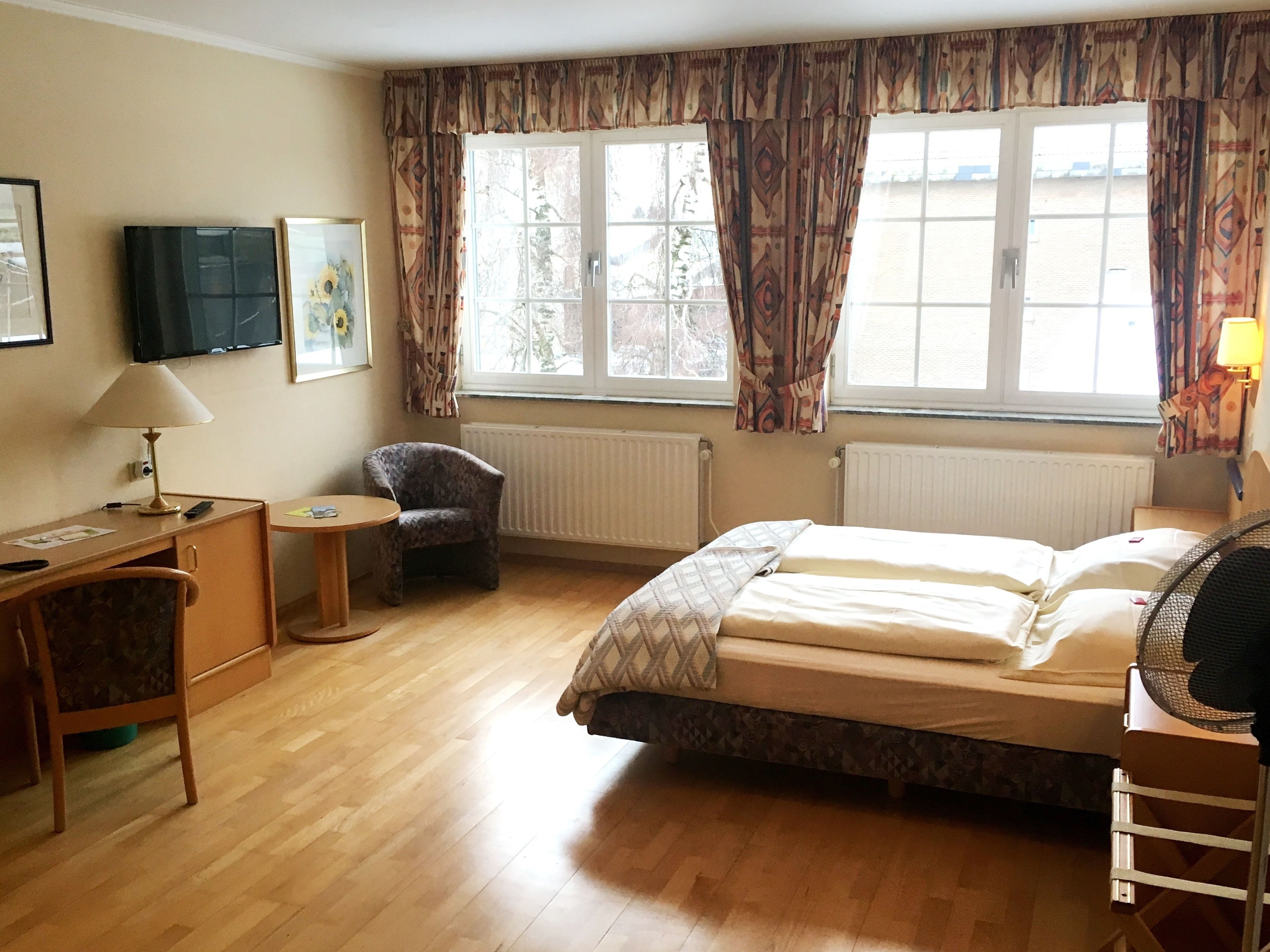 room | premium bedding, individually decorated, individually furnished, desk