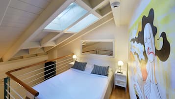 Chambre Double Économique, 1 grand lit | Coffres-forts dans les chambres, bureau, rideaux occultants
