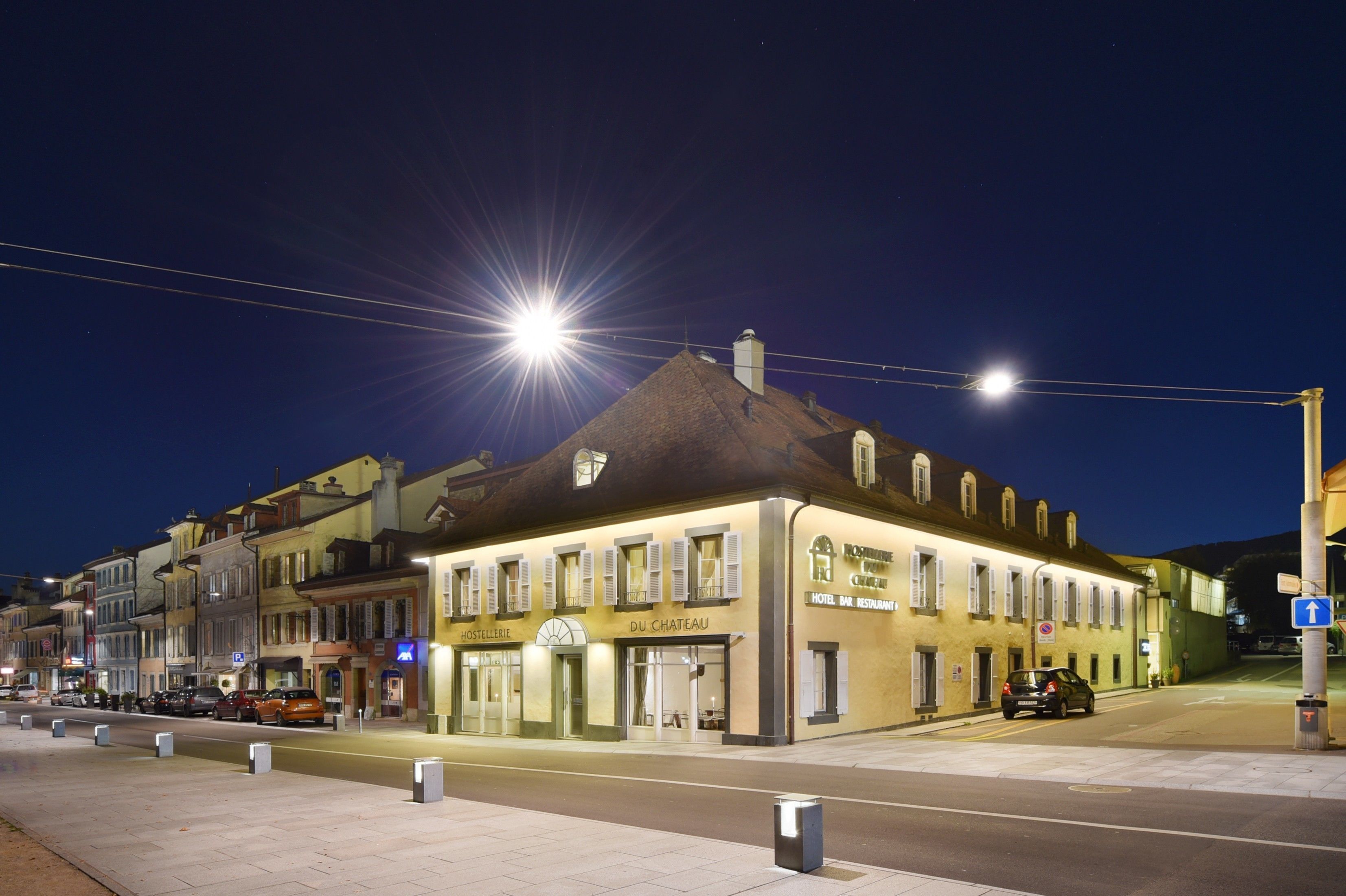 Façana frontal de l'allotjament (vespre/nit)