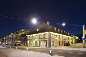 Façade de l’hébergement - soirée/nuit