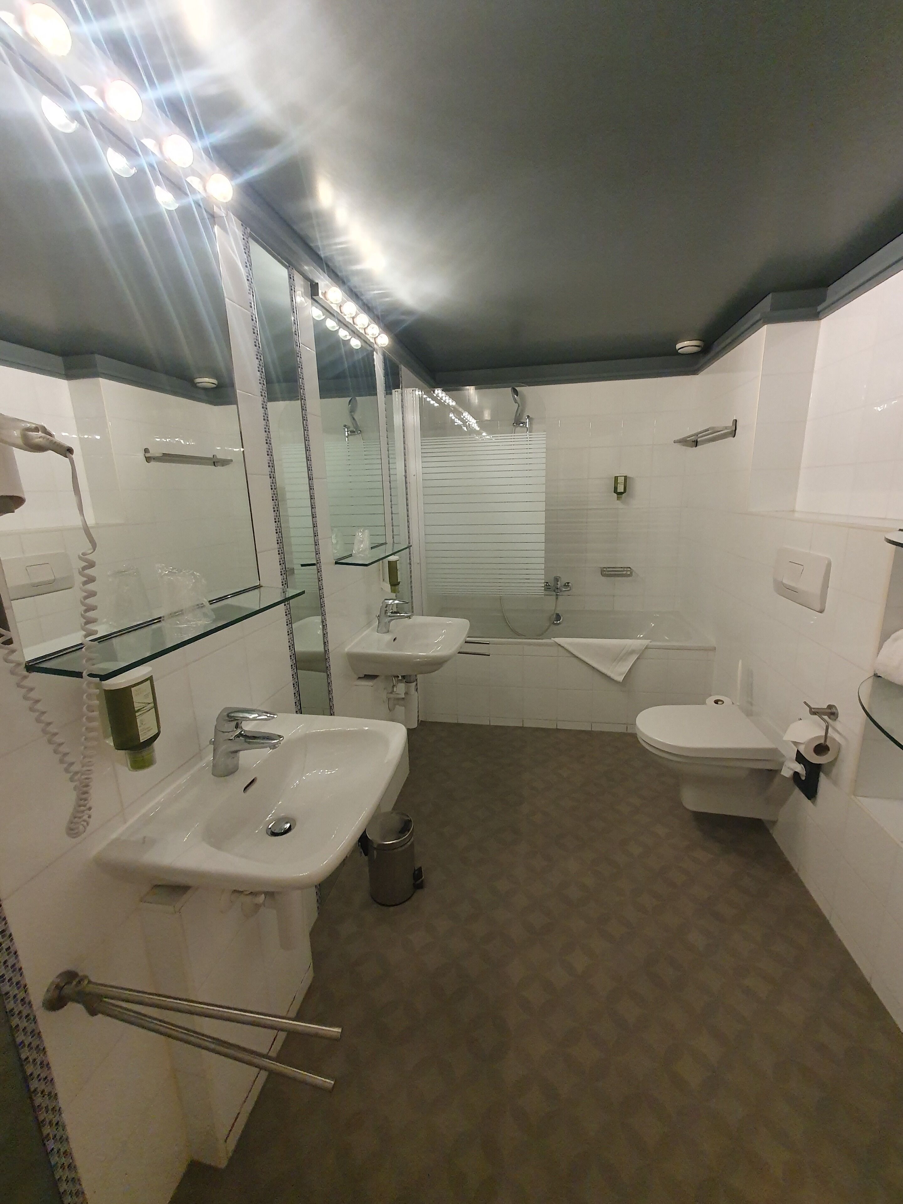 triple room | bathroom | free toiletries, hair dryer, towels