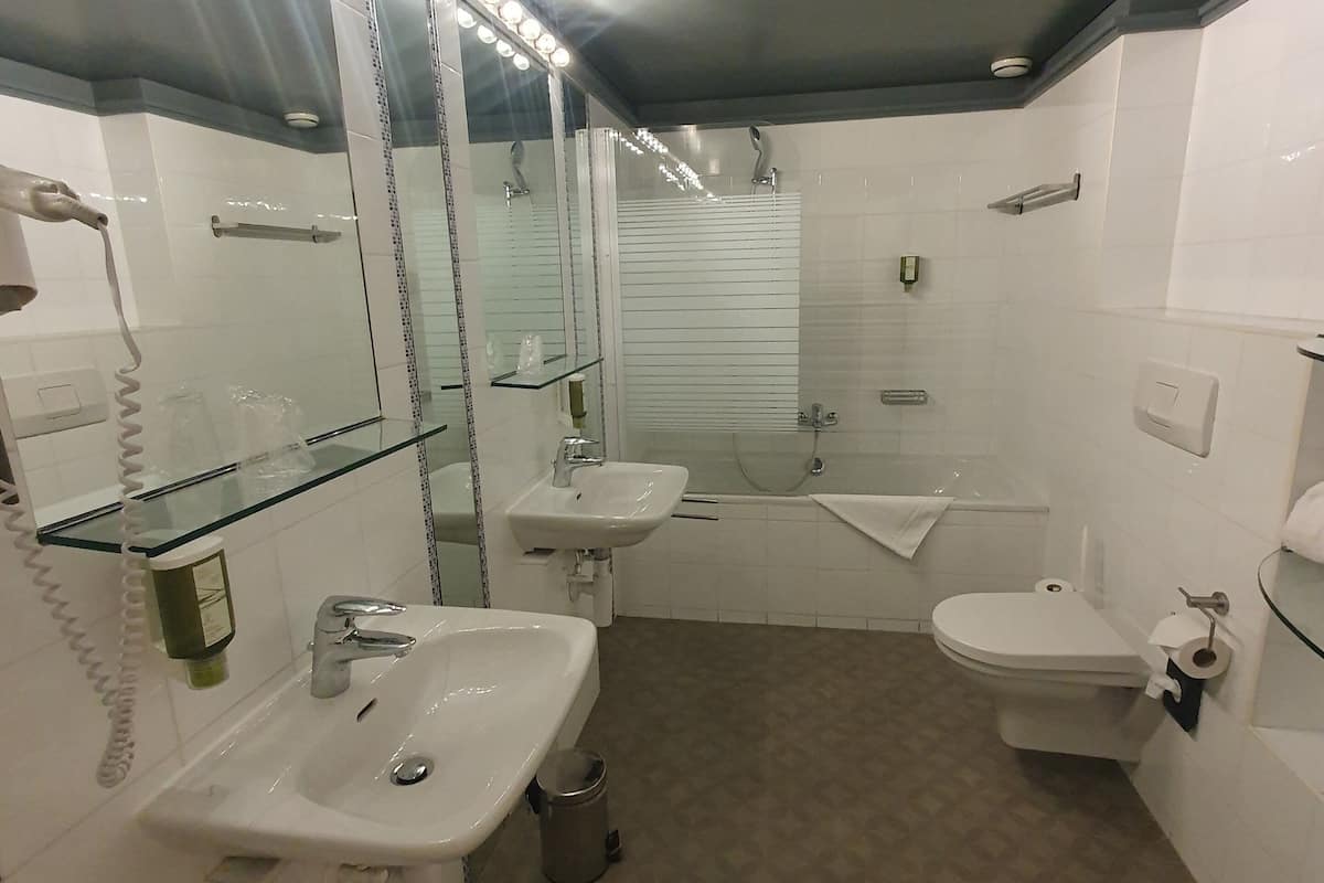 triple room | bathroom | free toiletries, hair dryer, towels