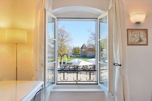 Dobbeltrom, utsikt mot innsjø | Safe på rommet, skrivebord, blendingsgardiner og strykejern/-brett