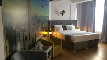 Superior King Room | Area soggiorno | TV LCD