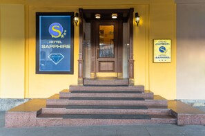 Property entrance - Sapphire Hotel (St. Petersburg)