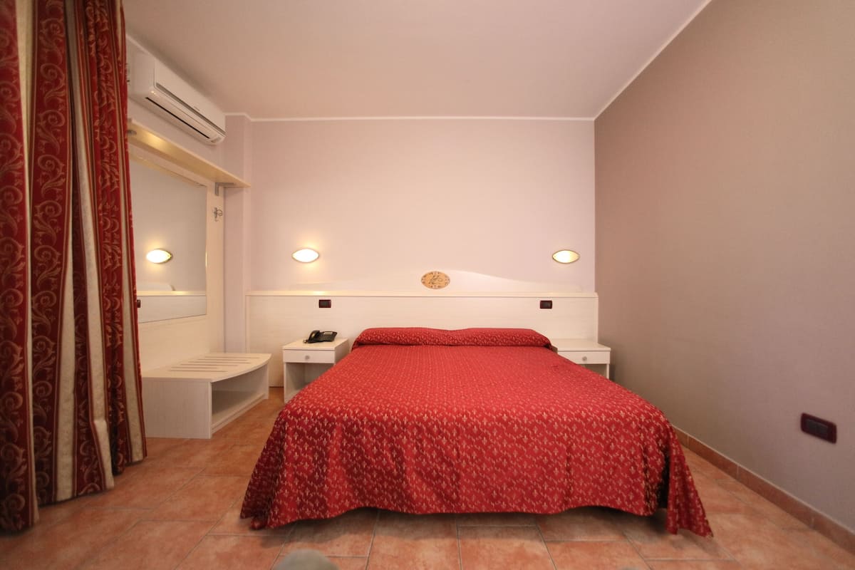 Coffres-forts dans les chambres, bureau, Wi-Fi gratuit, draps fournis