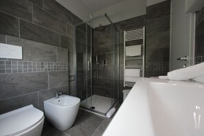 Superior tweepersoonskamer, 1 tweepersoonsbed, uitzicht op meer | Badkamer | Een douche, gratis toiletartikelen, een haardroger, een bidet