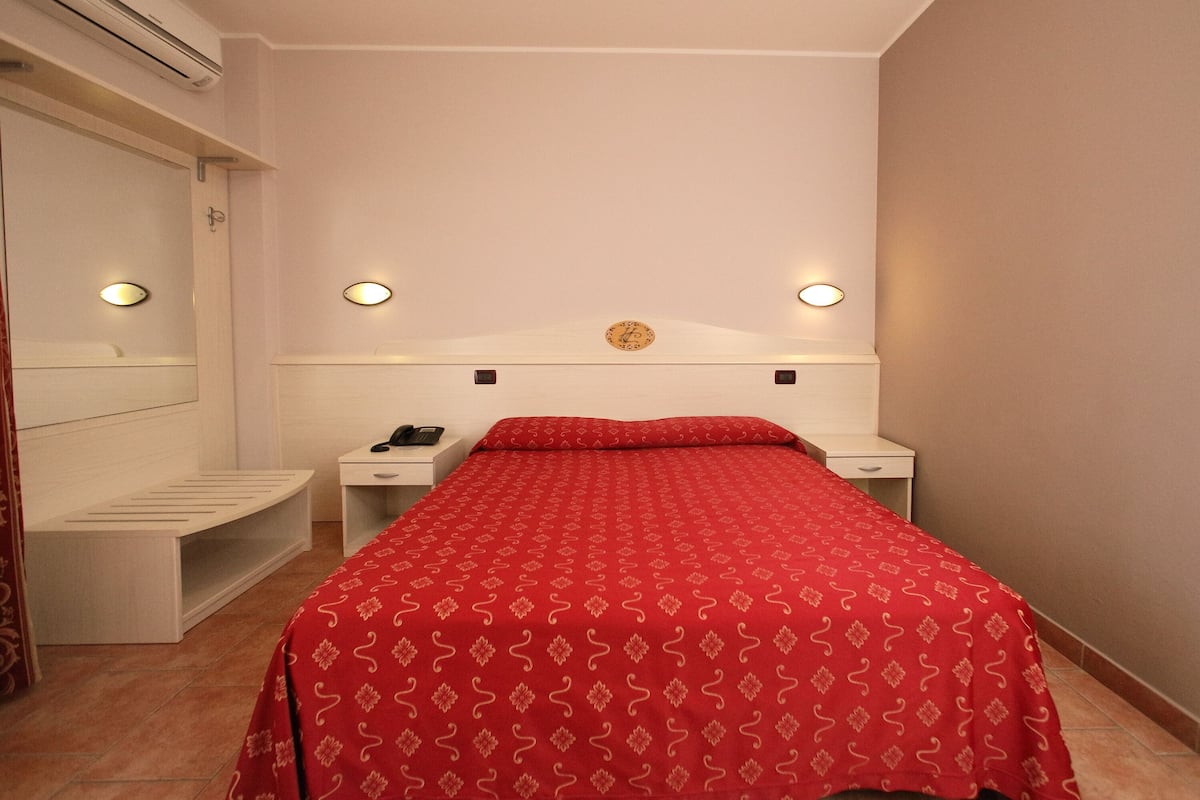 Coffres-forts dans les chambres, bureau, Wi-Fi gratuit, draps fournis