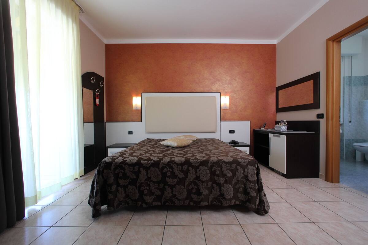 Coffres-forts dans les chambres, bureau, Wi-Fi gratuit, draps fournis
