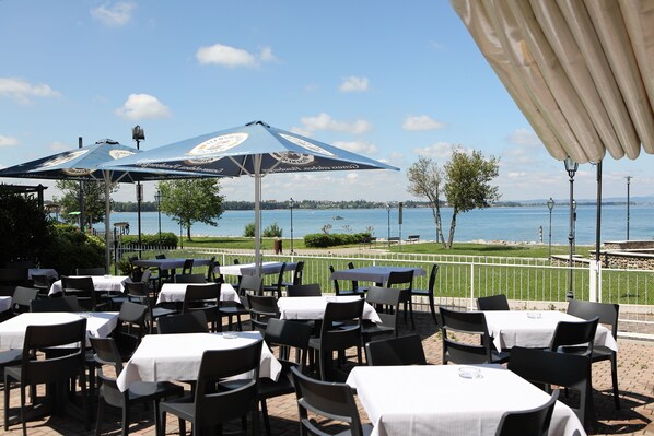 Outdoor dining - Hotel Campanello (Castelnuovo del Garda)